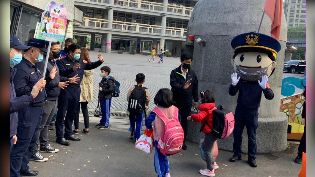 三峽分局出動大頭娃娃,讓學童們相當興奮。(圖/TVBS)