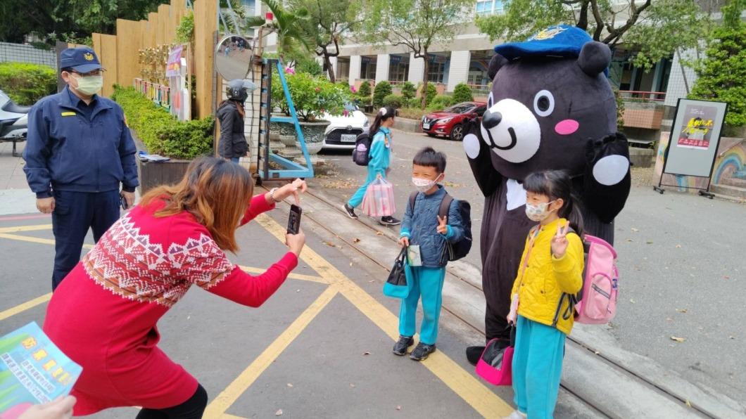 謝謝警察哥哥!新北警護童總動員 學童見「台灣黑熊」超興奮