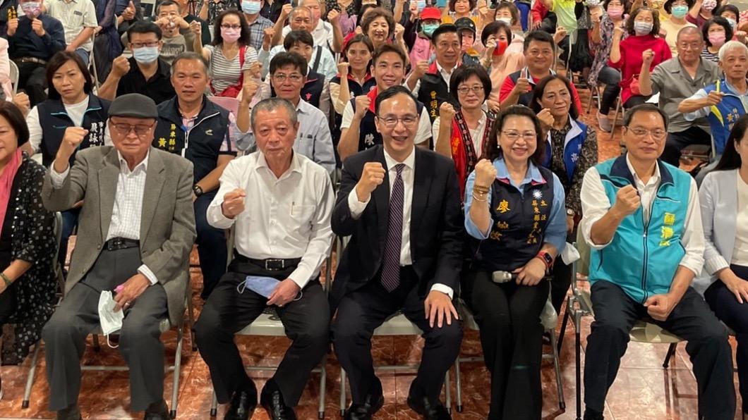 屏東議長周典論(左二)大讚朱立倫「當總統剛剛好」。(圖/國民黨提供)