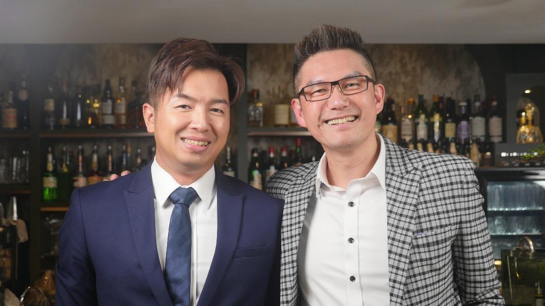 主持人鄭偉柏和何戎日前錄影。(圖/MOMOTV提供)