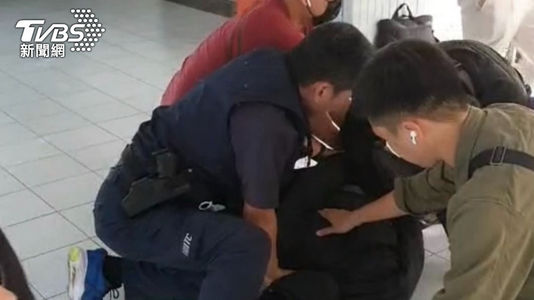 警方到前鎮社區大樓逮人。(圖/TVBS)