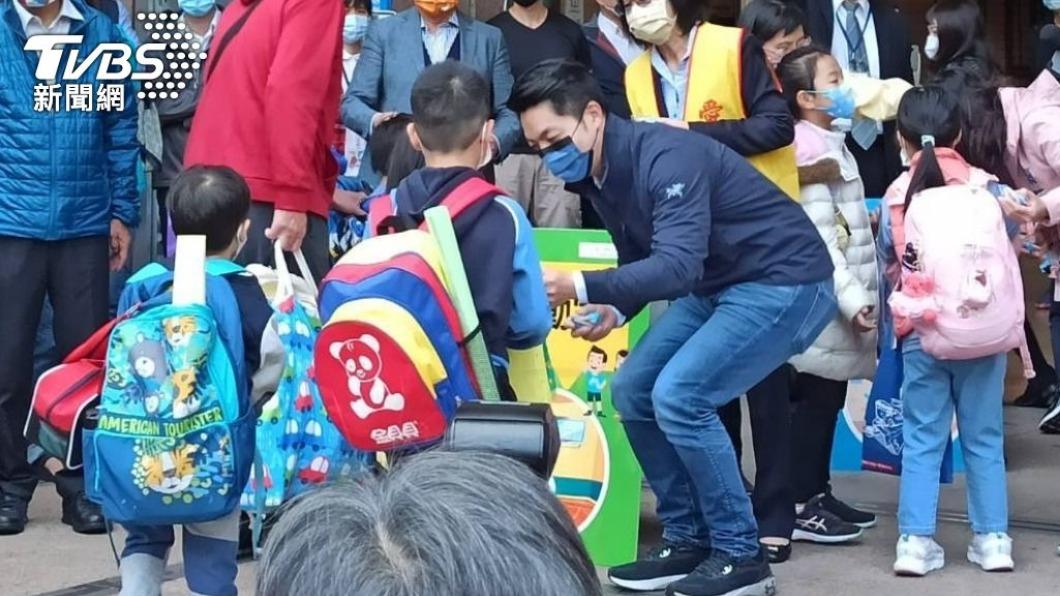 今（13）日是國中、小學第二學期的開學日，蔣萬安赴松山國小，進行防詐騙、反吸毒及反霸凌等教育宣導。（圖／TVBS）