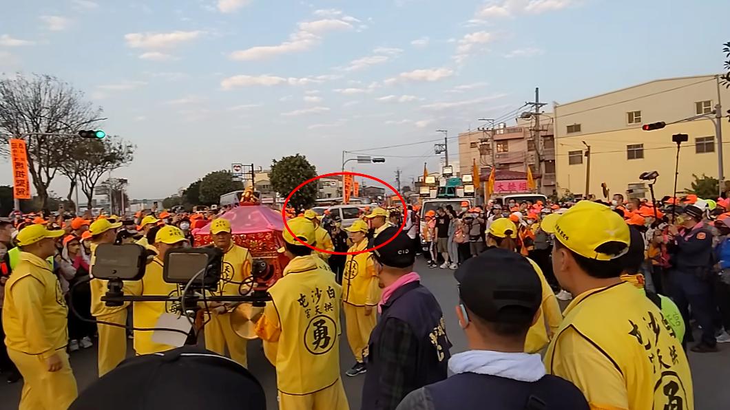 不久後就有救護車通過。（圖／翻攝自白沙屯媽祖網路電視台）