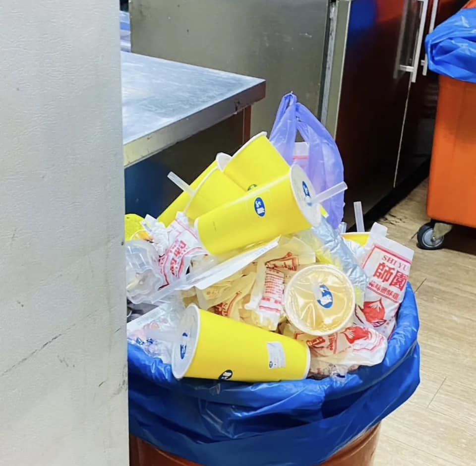 台大管院營隊學員垃圾沒分類。(圖/翻攝自爆料公社)