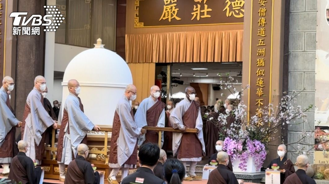「向佛陀告假」星雲真身移龕巡山完荼毘 信眾下跪、啜泣道別