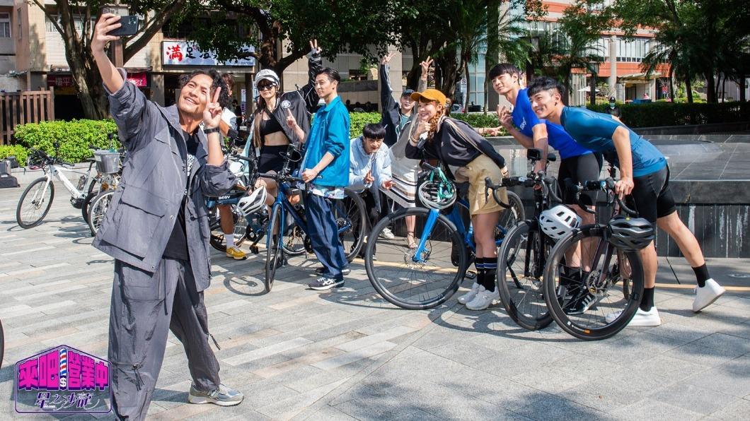 《來吧！營業中》挑戰騎車任務。（圖／TVBS）