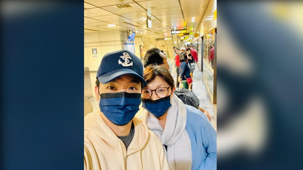 放閃!蔣萬安偕妻隱身人群逛燈會 「老婆視角」照片曝
