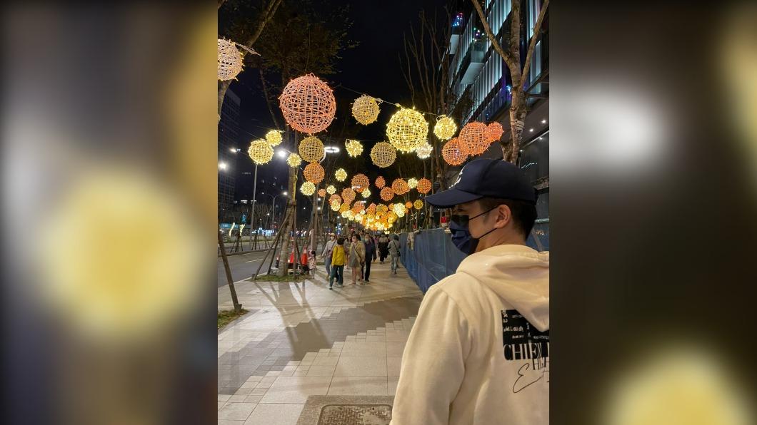 台北市長蔣萬安昨(12)日與妻子石舫亘逛燈會。(圖/蔣萬安提供)
