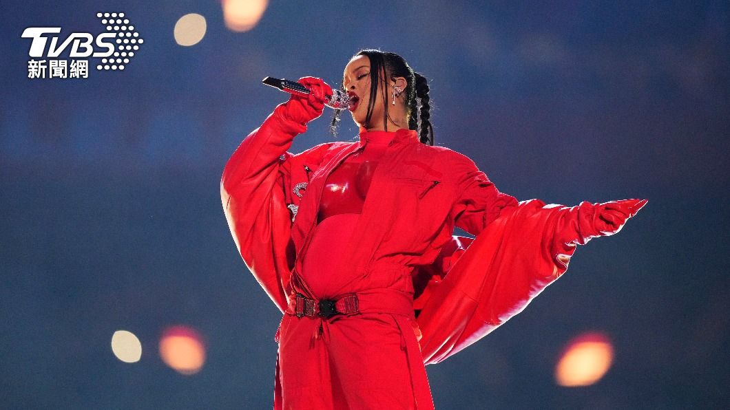 34歲巴貝多歌手「RiRi」蕾哈娜(Rihanna),今日頂孕肚登上NFL超級盃中場秀。(圖/達志影像路透社)