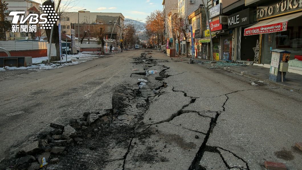 位於土耳其南部阿德亞曼省的一條道路,也從中間裂成兩半。(圖/達志影像美聯社)