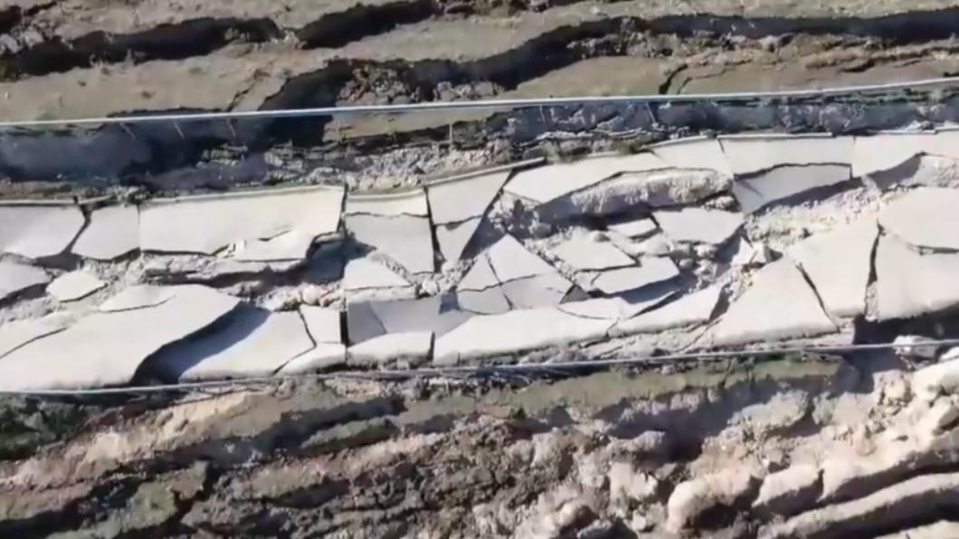 地震太強!土耳其公路被「震成碎渣」 空拍曝路面慘狀