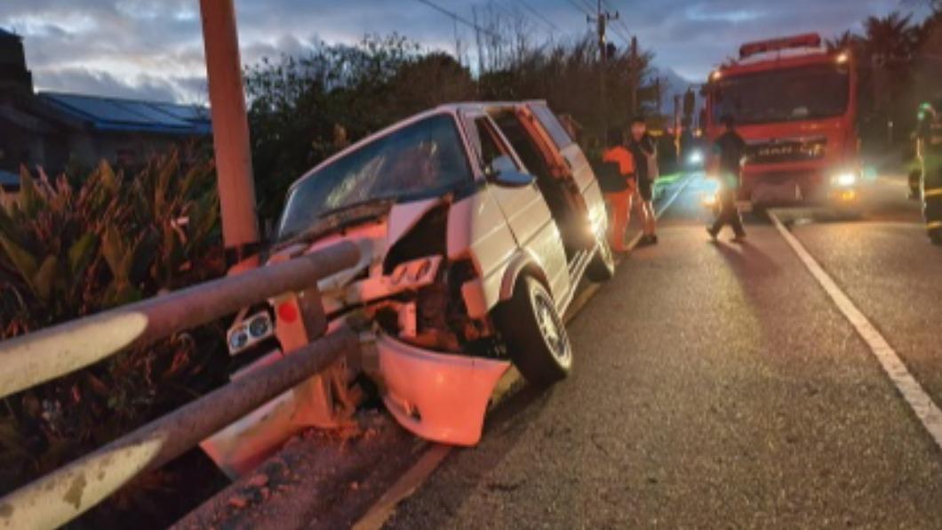 台東男子酒駕自撞「車頭卡護欄」 駕駛送辦、傷者送醫