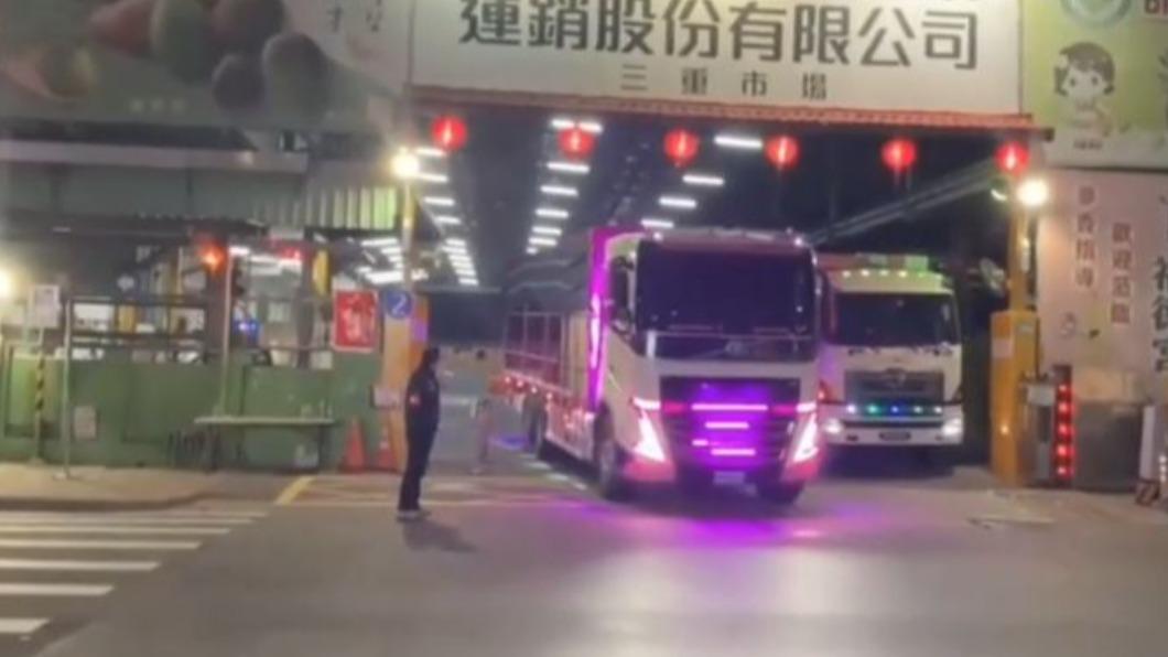 轄區警方表示尚未接獲相關檢舉,目前僅能加強果菜市場周邊取締。(圖/翻攝自社會事影音)