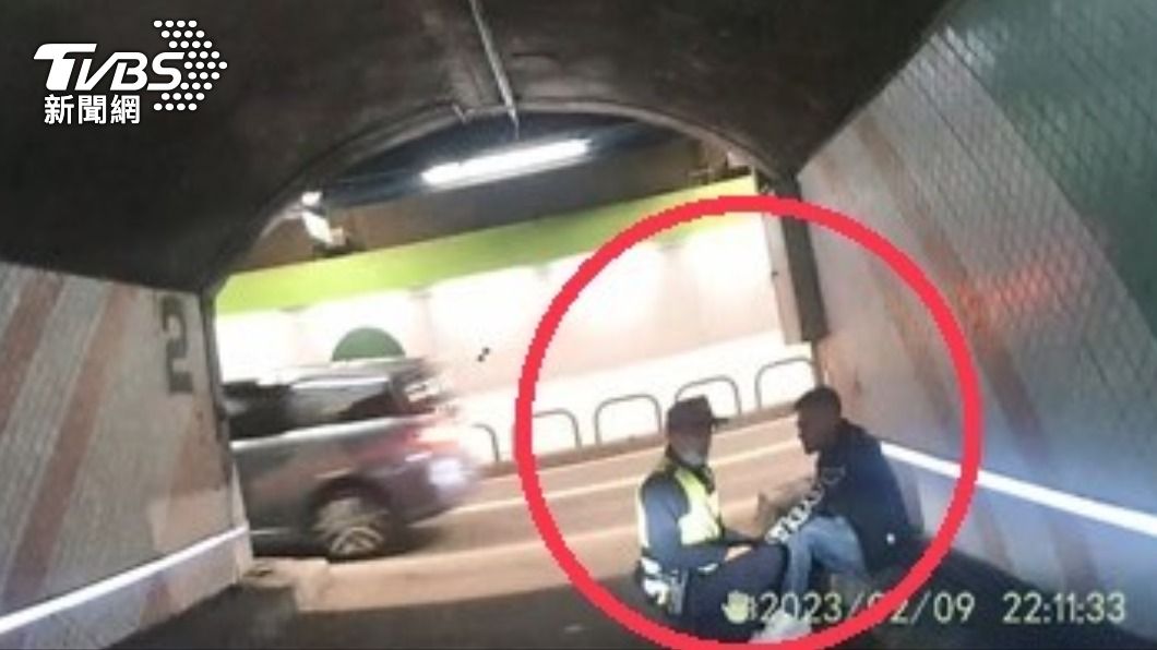 揹4條通緝臨檢心虛竟躲進辛亥隧道　熱心騎士載警追到了