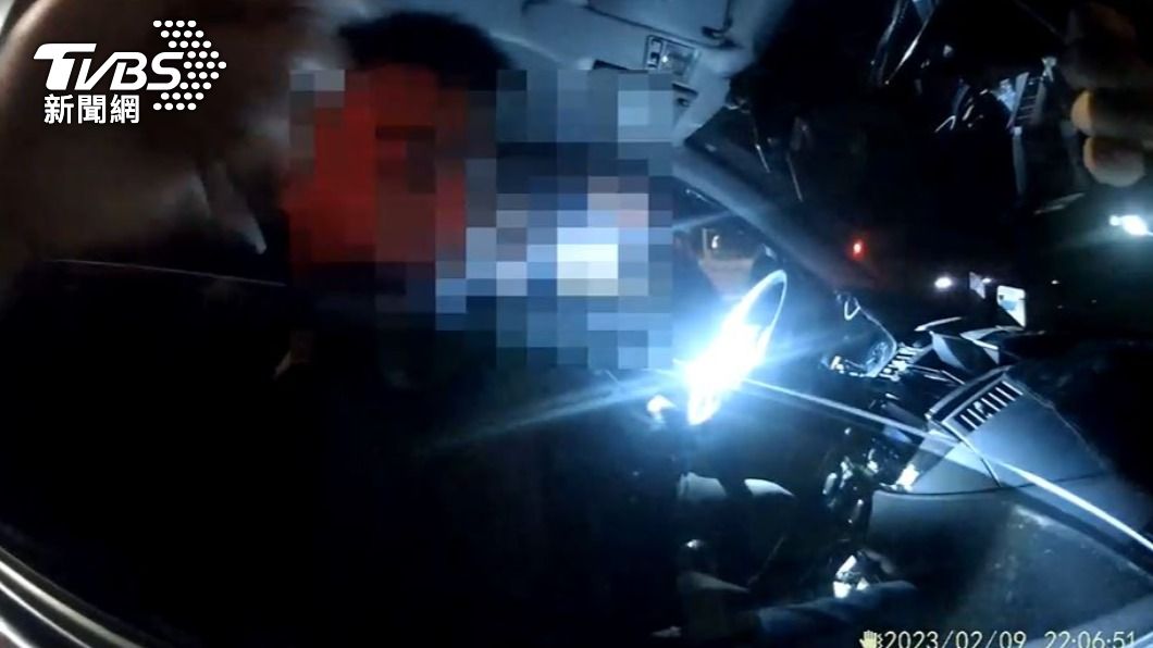 通緝犯當時坐在副駕駛座,看到員警就開始緊張。(圖/TVBS)