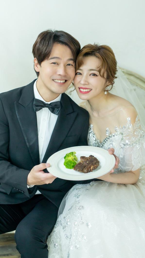 王瞳、黃文星在劇中為食品拍攝形象照，因而穿上婚紗。（圖／民視提供）