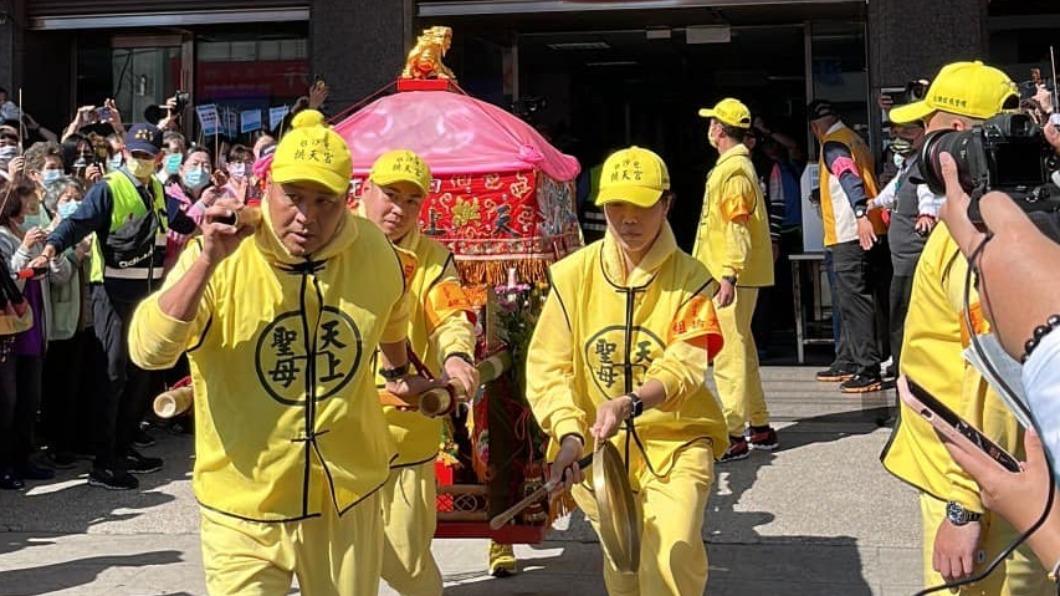 「粉紅超跑」禮讓救護車先行 媽祖停駕2醫院為病患祈福