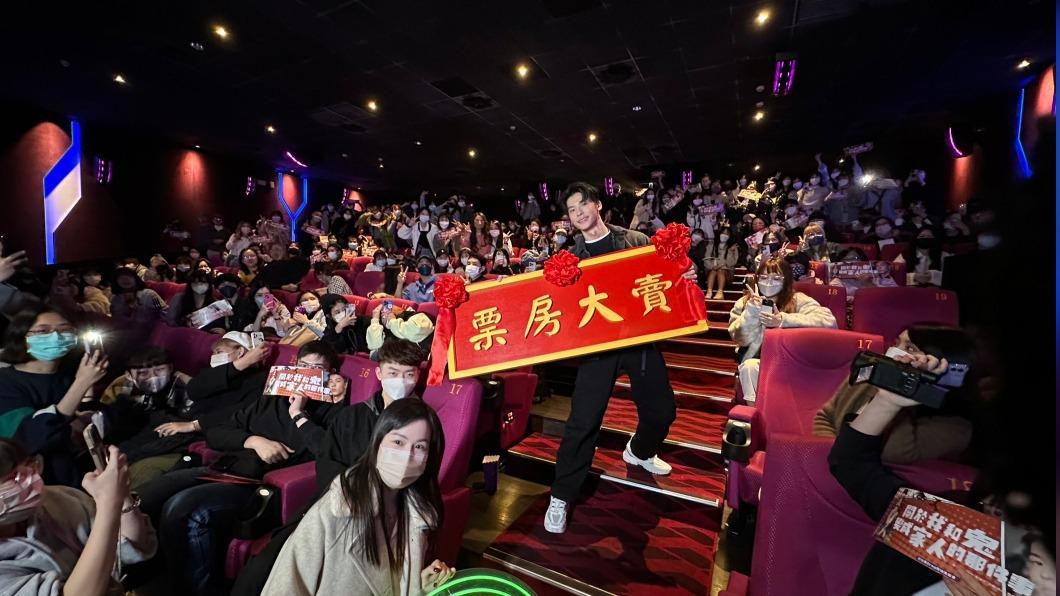 許光漢收到粉絲特製匾額。(圖/金盞花大影業提供)