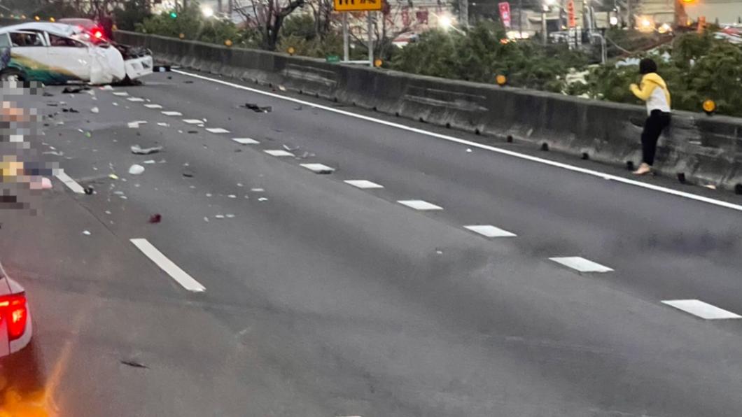 車內乘客遭拋飛,倒臥在地。(圖/翻攝自記者爆料網,馬賽克處)