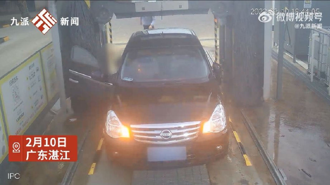突然想洗澡?天兵男進自動洗車機「突開車門」 全場傻眼