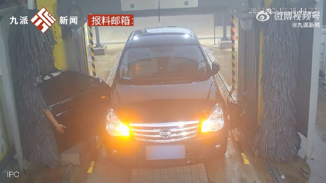 這一幕讓工作人員和老闆都嚇了一跳。(圖/翻攝自微博)