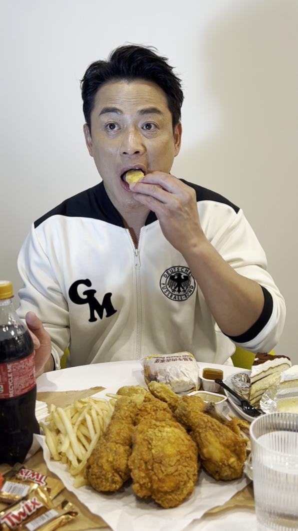 江宏恩開直播吃給大家看,相當真性情。(圖/IVENOR提供)
