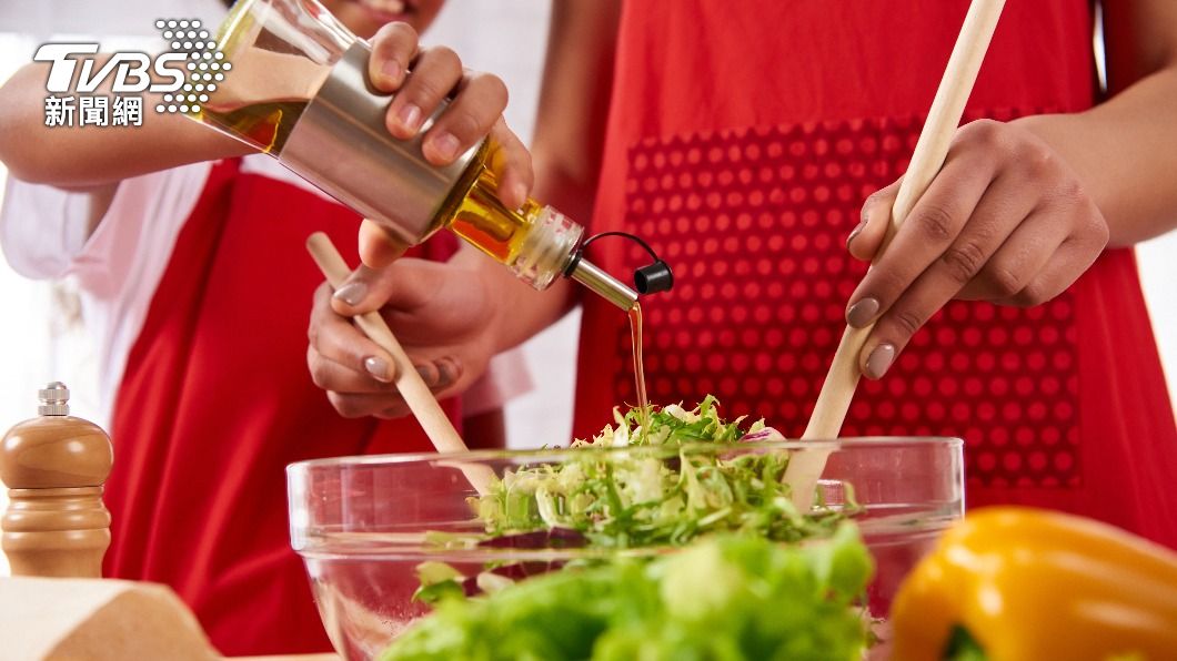 飲食油脂過低恐出現落髮、皮膚粗糙等問題。(示意圖/shutterstock達志影像)