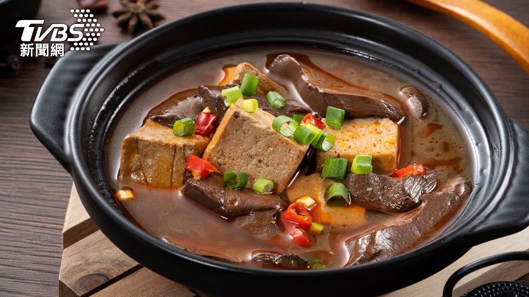 麻辣鍋底常見鴨血。（示意圖／shutterstock達志影像）
