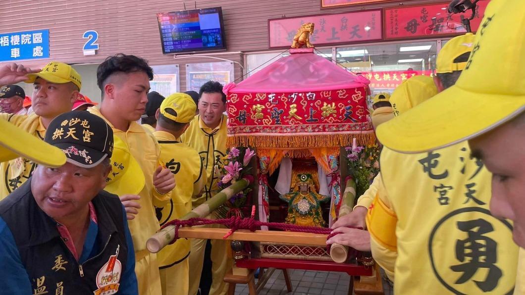 媽祖往玻璃方向猛撞，似乎有話要說！（圖／翻攝自白沙屯拱天宮臉書）