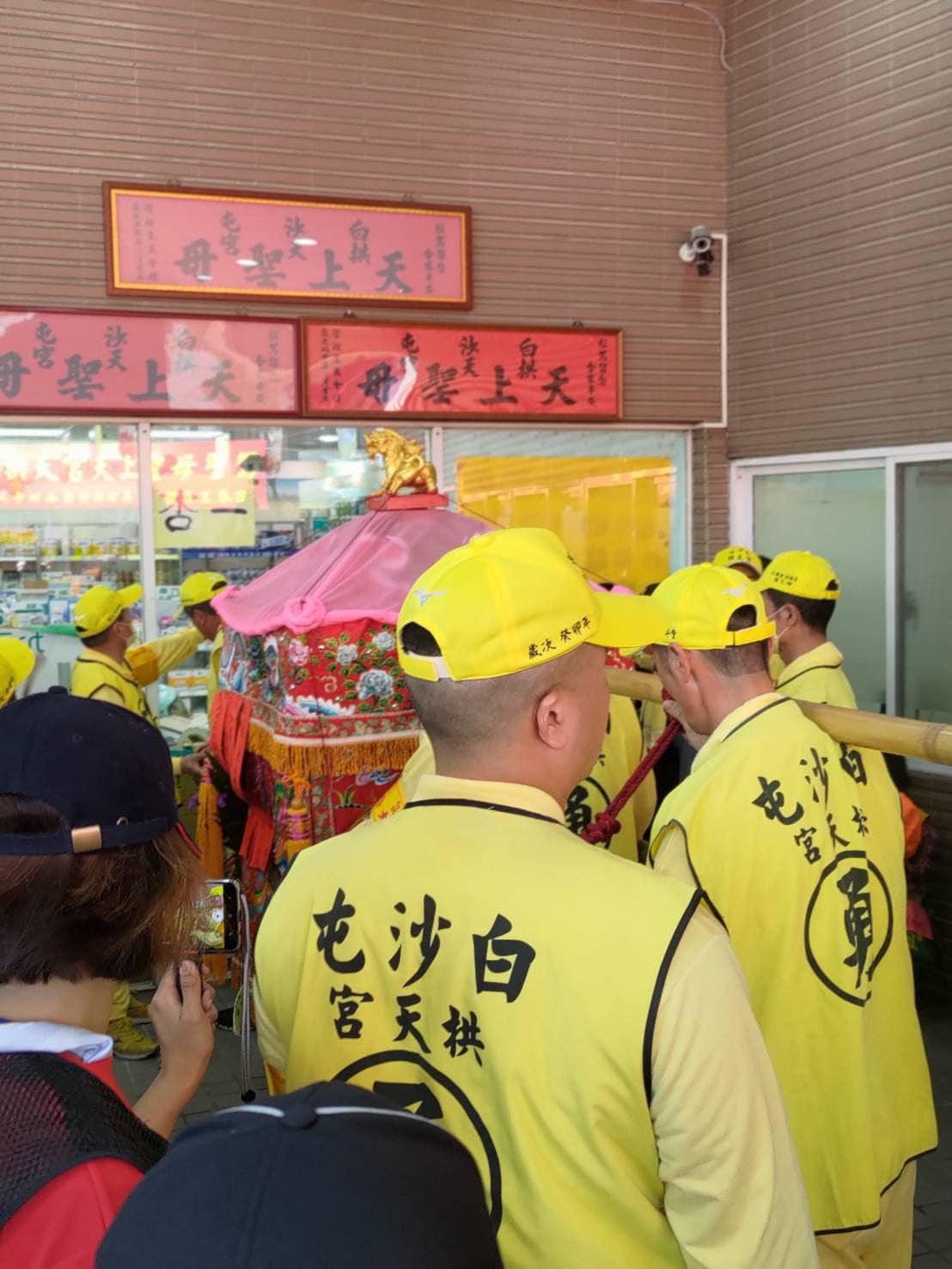 媽祖指示，匾額放錯地方了。（圖／翻攝自白沙屯媽祖臉書）
