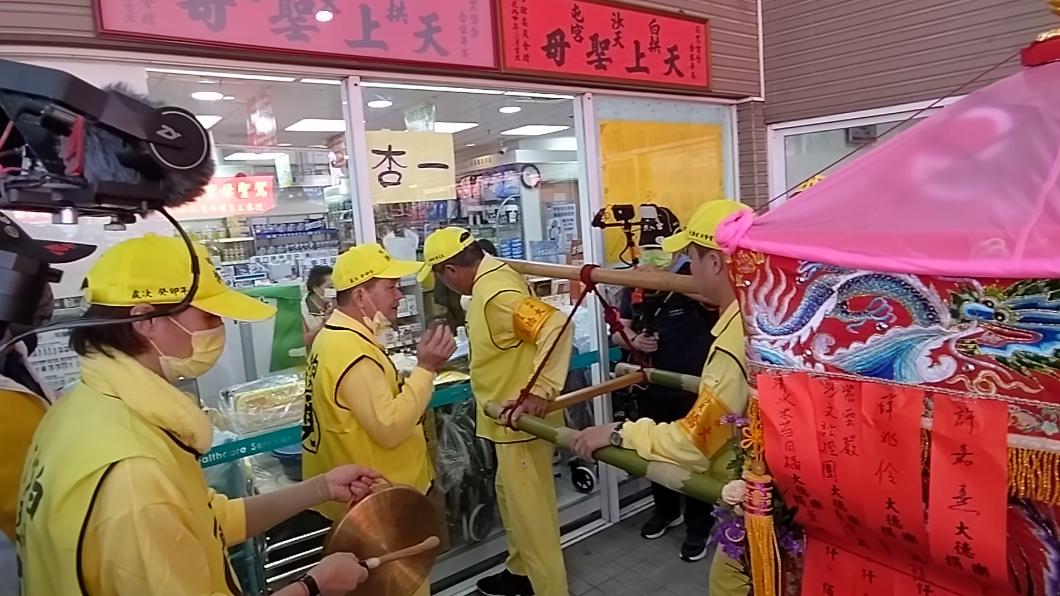 媽祖在藥局前不斷搖晃，待了近10分鐘不願離開。（圖／翻攝自白沙屯媽祖網路電視台YT）