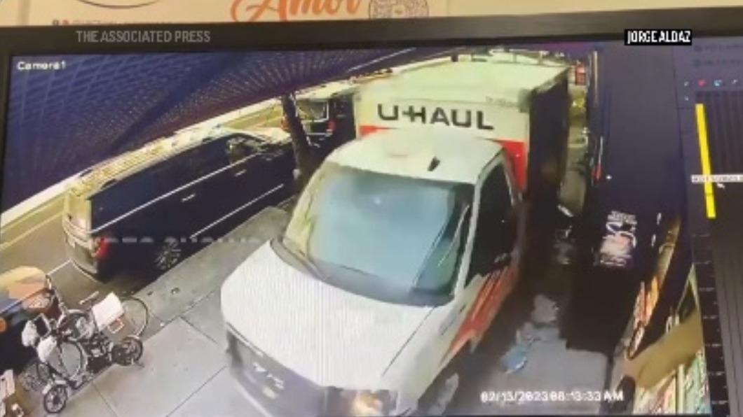 驚險畫面曝!紐約卡車駕駛蛇行衝撞人行道 8人受傷