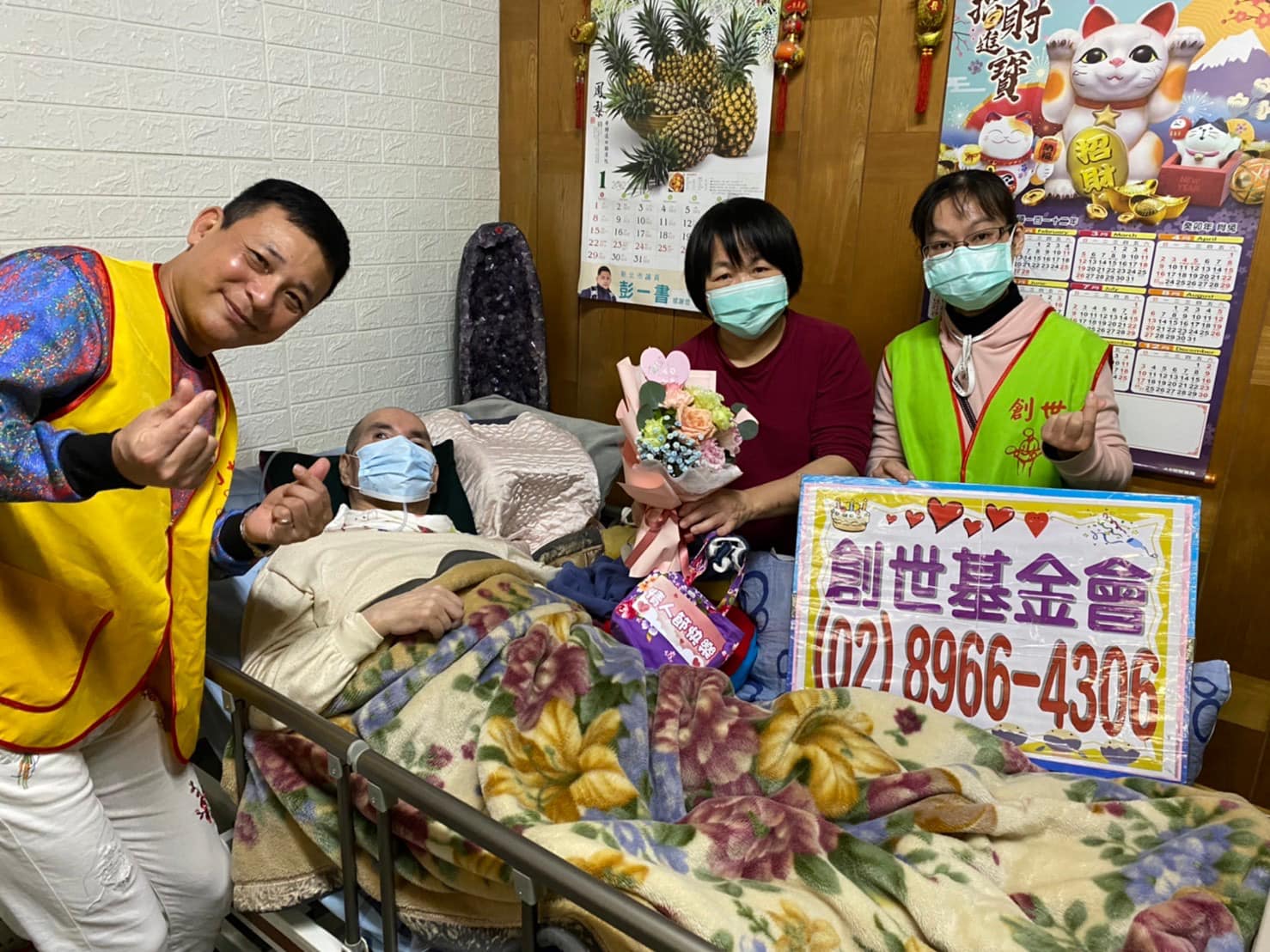 胡鴻達探訪植物人家庭做公益。(圖/翻攝自胡鴻達臉書)