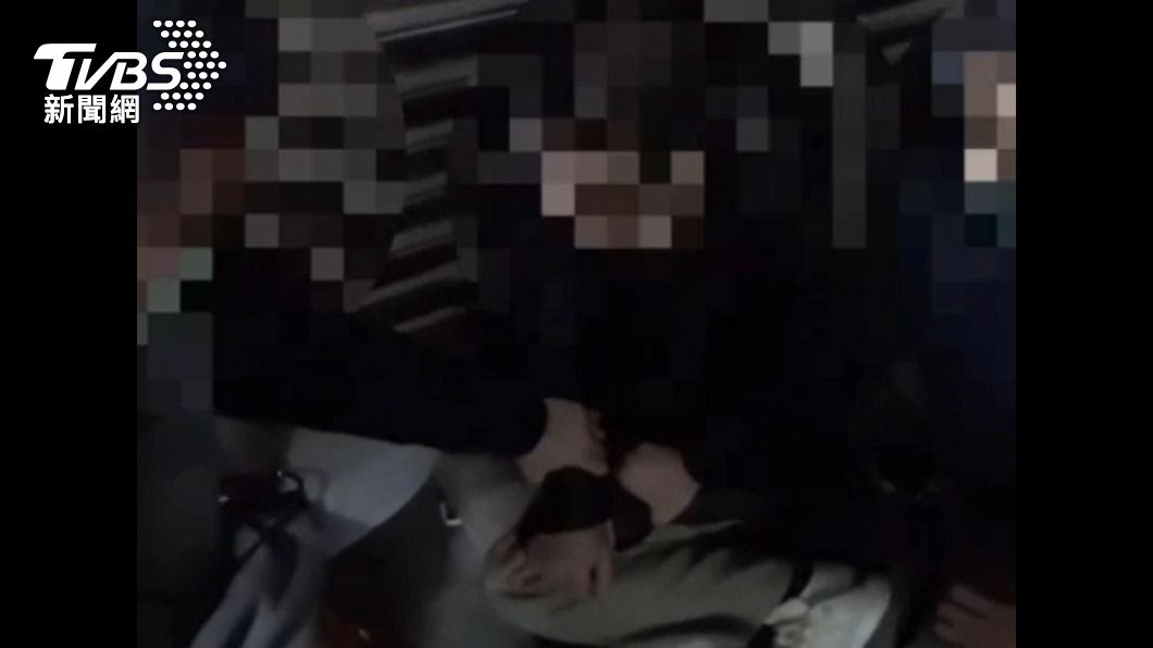 鄭男被警方壓制逮捕。（圖／TVBS）