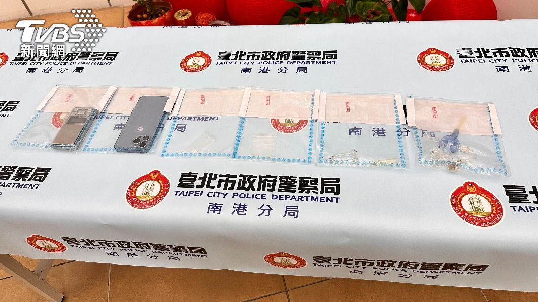 警方在王員住處搜出毒品、吸食器。(圖/TVBS)