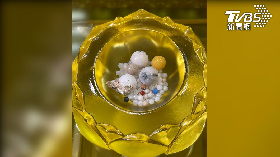星雲大師舍利子 還有紅黃藍黑等琉璃光色(照片佛光山提供)