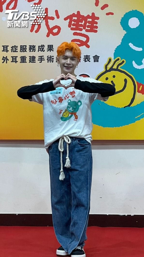 許孟維對眾人比出愛心，祝福大家情人節快樂。（圖／謝佩樺攝）