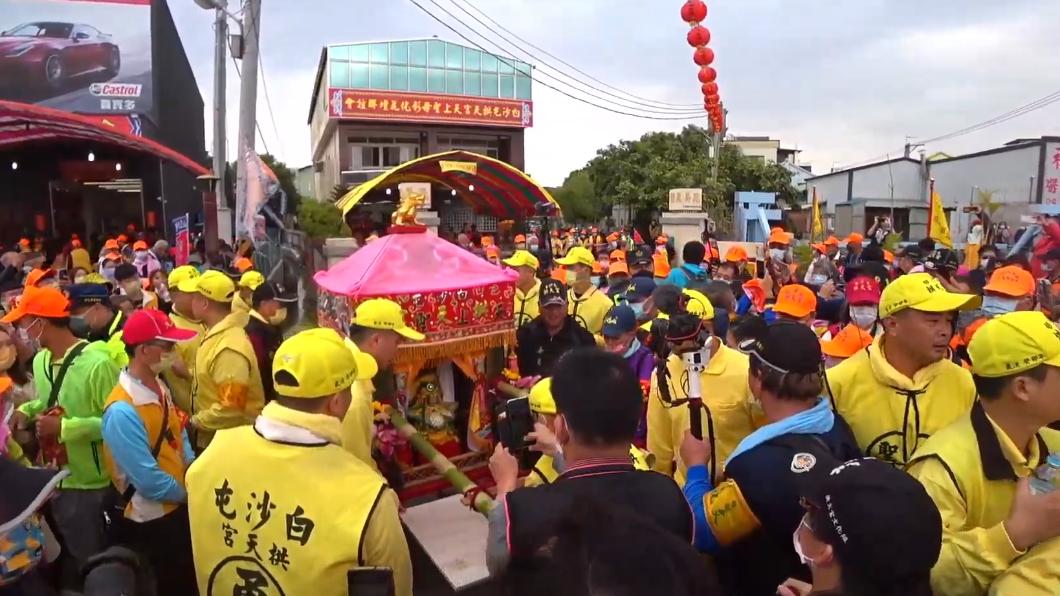 史上首位! 女歌手體驗白沙屯媽祖扛轎:很不可思議
