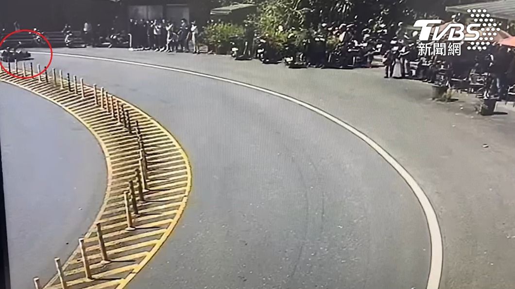追焦聖地「財茂灣」騎士壓車自摔　超糗畫面全目擊