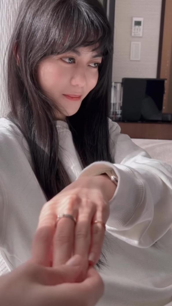 白癡公主貼出戴戒指的短片。（圖／翻攝自白癡公主IG）