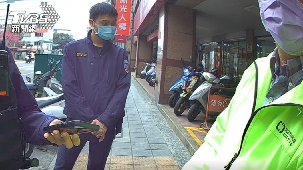 男子還騙警察說款項是裝潢用。(圖/TVBS)