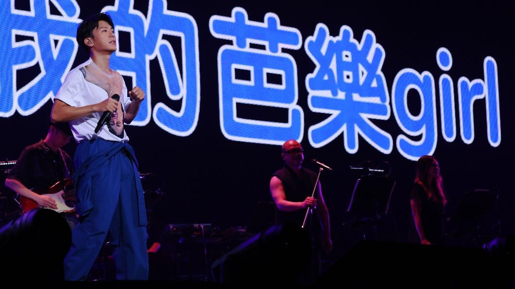 韋禮安用KTV字幕復刻了演唱會的視覺背景。(圖/The Orchard提供)