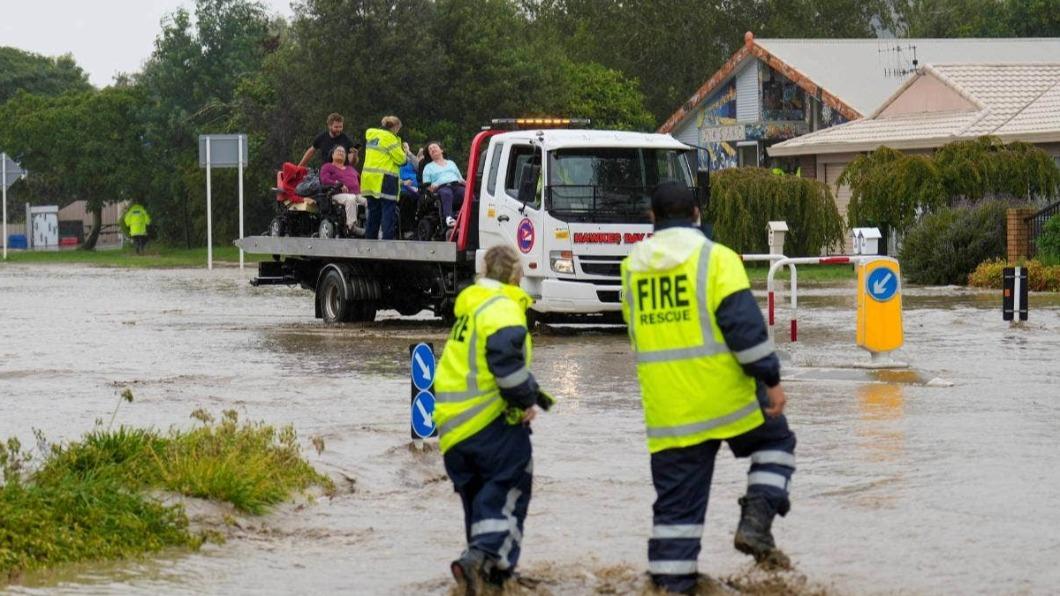 豪雨和巨浪,破紀錄的強降雨在奧克蘭(Auckland)和周邊地區引發洪災。(圖/翻攝自STUFF)