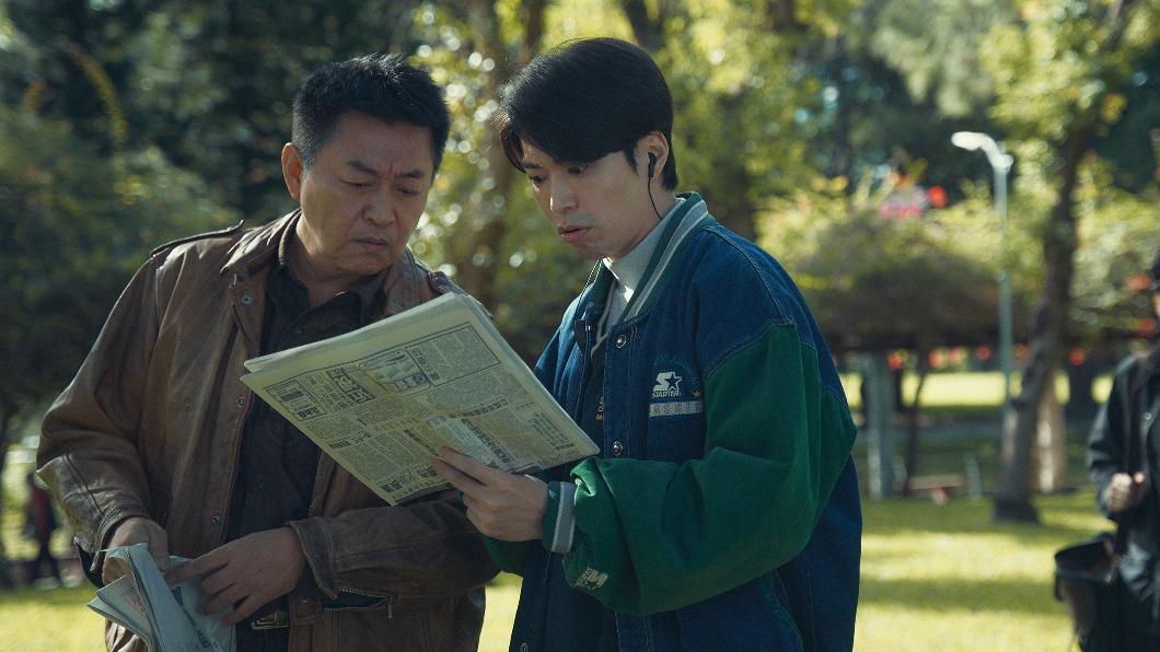 庹宗華(左)、侯彥西(右)劇中成忘年之交刑警組合。(圖/Netflix提供)