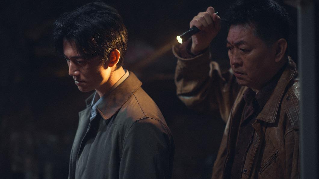 吳慷仁(左)稱庹宗華(右)是《模仿犯》中最有人味的。(圖/Netflix提供)
