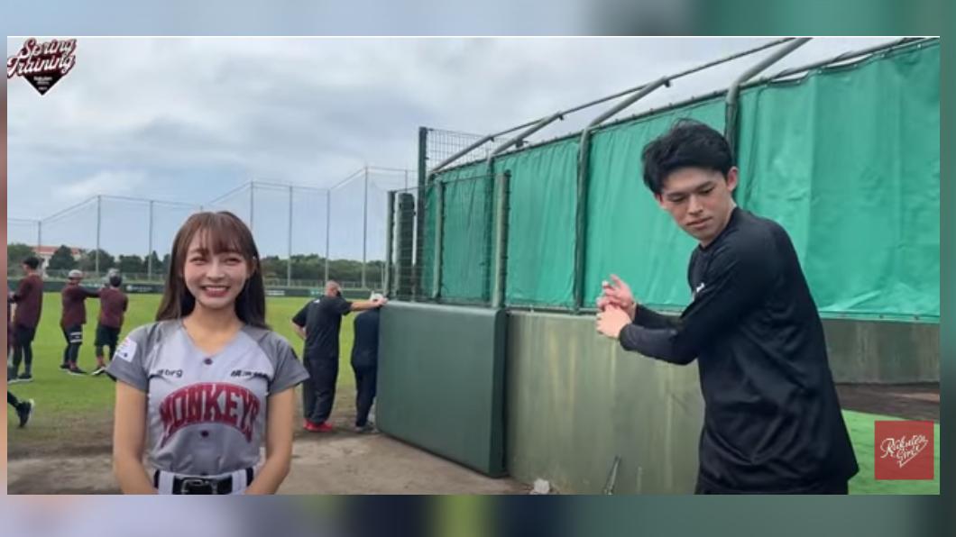 佐佐木朗希站在林襄身旁,突然開始練習揮棒。(圖/翻攝自Rakuten Girls YouTube)