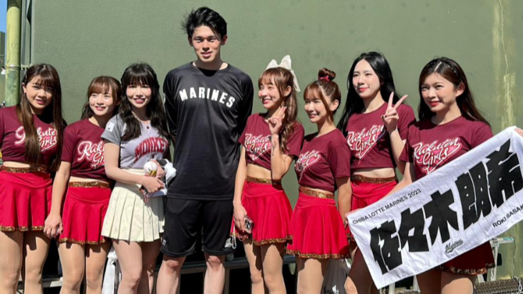 Rakuten Girls與佐佐木朗希合影。(圖/翻攝自Rakuten Girls臉書)