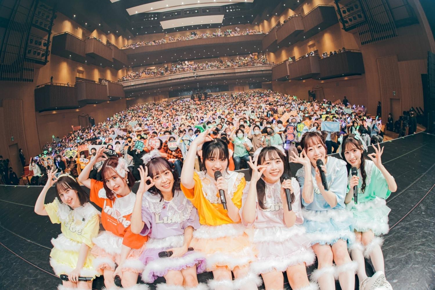FRUITS ZIPPER團員左起唯早瀨Noel、月足天音、仲川瑠夏、鎮西壽壽歌、松本Karen、真中Mana、櫻井優衣。(圖/ASOBISYSTEM提供)