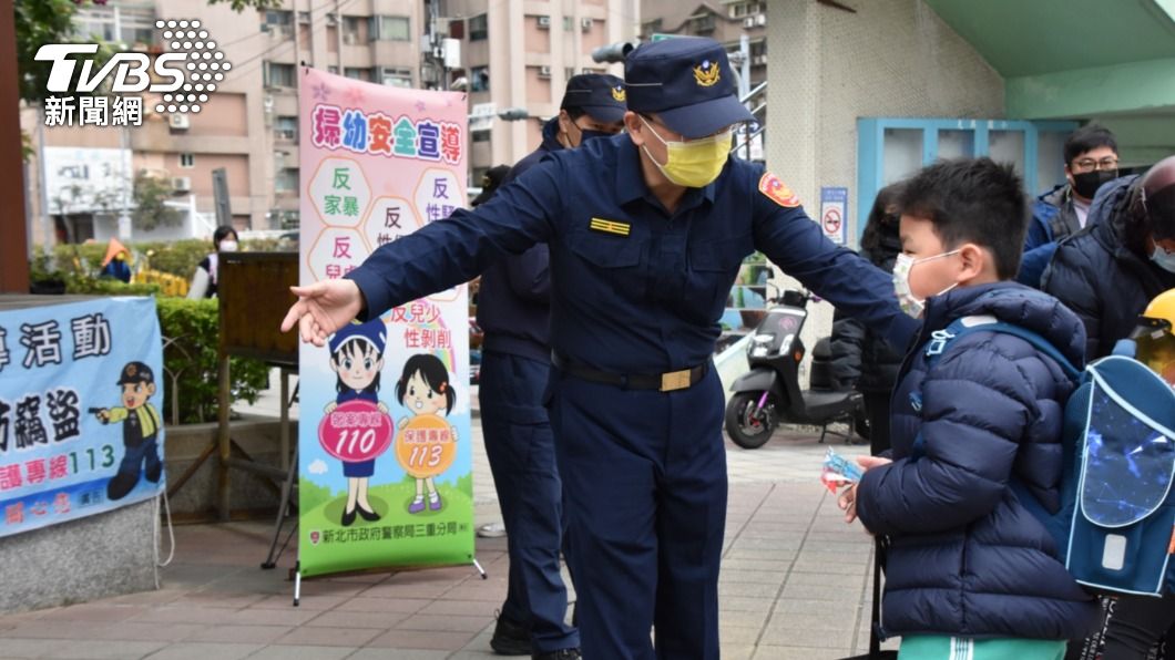 開學日小一女校門等阿嬤被翁強拉手　被關切急了：認錯我孫女