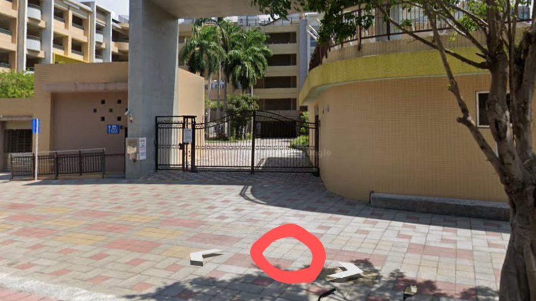 家長表示當時女童在學校後門等阿嬤,該名老翁就拉住她左手。(圖/翻攝自三重蘆洲幫 臉書)